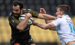 Le centre de La Rochelle Geoffrey Doumayrou (g) à la lutte avec l'ailier de Montpellier Vincent Rattez, le 27 décembre 2020 à La Rochelle