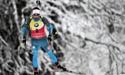 Le Français Martin Fourcade pendant la poursuite de 12,5 km de biathlon au Grand-Bornand (France), le 16 décembre 2017