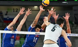 L'Italien Alessandro Michieletto smashe devant les Français Antoine Brizard, Nicolas Le Goff et Yacine Louati en quart de finale du Mondial, le 7 septembre 2022 à Ljubljana