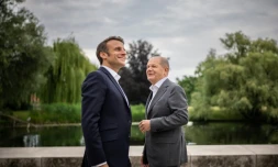 Le chancelier allemand Olaf Scholz (droite) et le président français Emmanuel Macron le 6 juin 2023 à Potsdam, en Allemagne