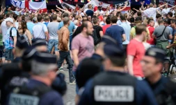 Des supporteurs anglais dans les rues de Marseille surveillés par la police avant le match de l'Euro face à la Russie, le 11 juin 2016