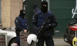 Des policiers lors d'une opération dans le quartier de Molenbeek à Bruxelles le 16 novembre 2015
