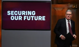 Le Premier ministre britannique Keir Starmer s'apprête à tenir une conférence de presse à Downing Street à l'issue d'un sommet virtuel des alliés de l'Ukraine, le 15 mars 2025
