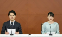 La princesse japonaise Mako (d) et son fiancé Kei Komuro (g), lors d'une conférence de presse au Grand Arc Hotel pour annoncer leur mariage, le 26 octobre 2021 à Tokyo 