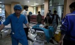 Un blessé est transporté à l'hÎpital aprÚs un attentat à la bombe prÚs d'une école pour fille, le 8 mai 2021 à Kaboul, en Afghanistan