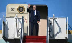 Le président américain Joe Biden salue à son arrivée à Vilnius pour le sommet de l'Otan le 10 juillet 2023