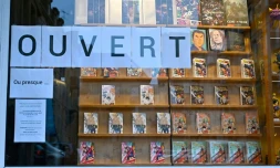 Une librairie de Saint-Malo affiche "OUVERT ou presque..." le 16 novembre 2020