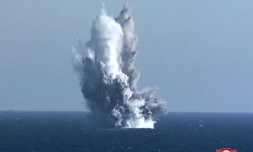 Photo diffusée par l'agence nord-coréenne KCNA montrant l'explosion d'un drone d'attaque sous-marin, le 23 mars 2023 en mer du Japon
