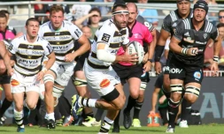 Le demi de mêlée rochelais Jérémy Sinzelle, en route pour un essai à Brive, le 26 août 2017