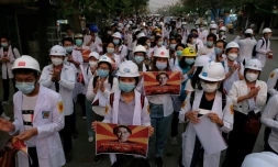 Des médecins, des infirmières et des étudiants manifestent contre le coup d'Etat militaire, le 21 mars 2021 à Mandalay, en Birmanie