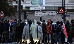 Des migrants durant l'évacuation le 9 mai 2017 du campement illicite installé Porte de la Chapelle à Paris
