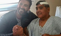 La légende du football Diego Maradona serra la main de son médecin Leopoldo Luque, à Buenos Aires, le 11 novembre 2020
