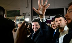Le maire de Bucarest Nicusor Dan salue ses supporters après sa victoire à la présidentielle roumaine, le 18 mai 2025 à Bucarest