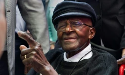 Prix Nobel de la Paix, l'archevêque sud-africain Desmond Tutu, ici au Cap le 7 octobre 2016, a renoncé à son rôle d'ambassadeur pour Oxfam,
