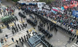 Vue aérienne des manifestants argentins bloqués par les forces de l'ordre sur le chemin vers la résidence présidentielle d'Olivos, en banlieue de Buenos Aires, le 7 mai 2024