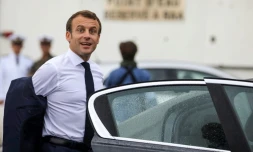 Le président Emmanuel Macron monte dans une voiture après avoir atterri à l'aéroport de Saint-Denis de la Réunion le 23 octobre 2019  à La Réunion, dans le cadre d'un voyage de quatre jours dans l'île française de l'océan Indien.