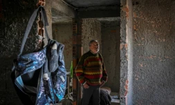 Antonio Lemos, aide-cuisinier à la retraite, dans une maison abandonnée où il vit, dans le quartier de Belem, à Lisbonne, le 17 avril 2025 au Portugal