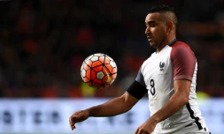 L'attaquant de l'équipe de France Dimitri Payet contrôle le ballon en match amical face aux Pays-Bas, le 25 mars 2016 à Amsterdam