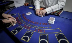 Des apprentis croupiers lors d'une session d'entraînement à l'école "All'In Casino Experts" à Saint-Cloud, le 26 mars 2026