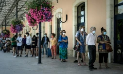 File d'attente devant la gare d'Arachon pour pratiquer des tests de dépistage du COVID-19, le 24 juillet 2020