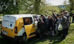 Des retraités ukrainiens reçoivent leur pension sur la ligne de front à Mayaky (est de l'Ukraine), le 6 mai 2022