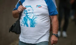 Un participant portant un tee-shirt à l'effigie d'Ulrich Siegmund, principal candidat du parti d'extrême droite AfD aux élections régionales de Saxe-Anhalt, arrive à un meeting électoral à Haldensleben (est de l'Allemagne), le 1er septembre 2026