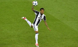 Le défenseur brésilien de la Juventus Dani Alves lors du match face au Real Madrid en finale de la Ligue des champions, le 3 juin 2017 à Cardiff