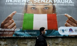 Une affiche incitant les Italiens à se protéger du coronavirus et dont le slogan est "Tous ensemble, sans avoir peur", à Naples le 22 mars 2020