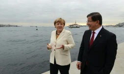 La chancelière allemande Angela Merkel (g) et le Premier ministre turc Ahmet Davutoglu, le 18 octobre 2015 à Istanbul
