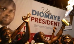Des partisans du candidat antisystÚme Bassirou Diomaye Faye célÚbrent sa victoire à la présidentielle sénégalaise, à Dakar le 24 mars 2024