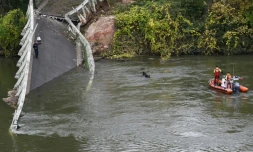 Les secouristes en action aprĂšs l'effondrement d'un pont Ă Mirepoix-sur-Tarn, prĂšs de Toulouse, le 18 novembre 2019