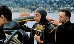 Une photo de la Cousteau Society montrant Jacques-Yves Cousteau (Centre) et son équipage en train de tester de l'équipement de plongée en 1965