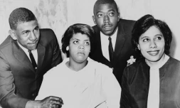 Photographie datant de 1964 fournie par la Librairie du CongrÚs américain montrant Linda Brown (C) qui fut au centre d'une bataille judiciaire ayant conduit en 1954 à l'interdiction de la ségrégation raciale dans les écoles des Etats-Unis