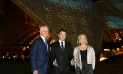 Le président français Emmanuel Macron avec le Premier ministre australien Malcolm Turnbull et son épouse Lucy Turnbull devant l'opéra de Sydney, le 1er mai 2018
