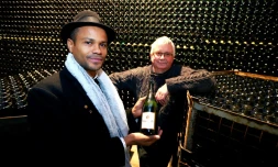 Le Guinéen Dian Diallo, 40 ans, a lancé un champagne qui porte son nom pour conquérir un public africain. Il pose avec son associé, le vigneron Rémi Jacques, en Champagne, le 27 novembre 2018 à Baye (France)