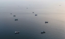 Des bateaux ancrés près du détroit d'Ormuz, au large d'Oman, le 27 juin 2026