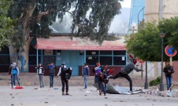 Des Tunisiens jettent des pierres en direction de la police dans le centre de Kasserine, le 20 janvier 2016
