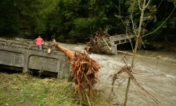 Un pont detruit sur la Gave d'Aspe à Cette-Eygun, dans les Pyrénées-Atlantiques, le 8 septembre 2024