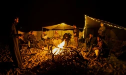 Des personnes campent dans le désert de Samawa, dans le sud de l'Irak, le 12 janvier 2024