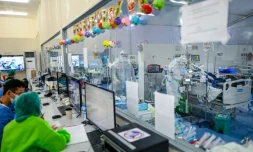 Des médecins s'occupent de patients atteints du Covid-19 dans l'unité de soins intensifs au centre Ayeyarwady, un hôpital de campagne édifié sur un stade de Rangoun, le 1er janvier 2021 en Birmanie