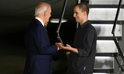 Le journaliste Evan Gershkovich, libéré par la Russie, accueilli à sa descente d'avion sur la base aérienne d'Andrews par le président américain Joe Biden, le 1er août 2024