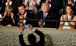 Le président français Emmanuel Macron et sa femme Brigitte avec Donald et Melania Trump à un concert en marge du G20 de Hambourg, en Allemagne, le 7 juillet 2017.