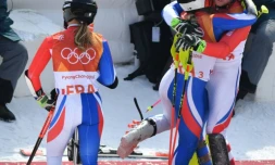 Alexis Pinturault serre Tessa Worley dans ses bras (d) lors de la défaite en ski alpin par équipes aux JO, le 24 février 2018 à Pyeongchang