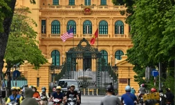 Le drapeau américain flotte au cÎté du drapeau vietnamien devant le palais présidentiel à Hanoï le 9 septembre 2023, à la veille de l'arrivée du président américain Joe Biden