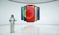 La vice-présidente du marketing des produits iPhone d'Apple, Kaiann Drance, dévoile le nouvel iPhone 12 à Cupertino, en Californie, le 13 octobre 2020