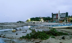 Des dĂ©bris sur la plage aprĂšs l'arrivĂ©e de l'ouragan John Ă Puerto Escondido, dans l'Ătat d'Oaxaca, au Mexique, le 24 septembre 2024