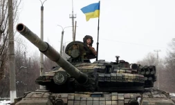 Char des forces armées ukrainiennes rejoignant sa position dans la région de Lugansk en Ukraine le 11 mars 2022