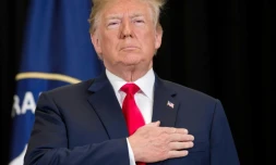 Le président américain Donald Trump écoute l'hymne national avant la cérémonie d'investiture de la nouvelle directrice de la CIA, Gina Haspel, au siège de l'agence de renseignement de Langley (Virginie, nord-est), le 21 mai 2018
