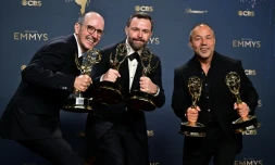 De gauche à droite: Jack Thorne, Philip Barantini et Stephen Graham brandissent les Emmy Awards décernés à la série "Adolescence", le 14 septembre 2025 à Los Angeles