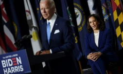 Kamala Harris écoute Joe Biden, candidat démocrate à la présidentielle américaine dont elle est la colistiÚre, durant leur premiÚre conférence de presse commune à Wilmington (Delaware) le 12 août 2020